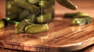 Salatalık turşusu kesme tahtasına düşer. 1000 fps 'de yüksek hızlı bir kamerayla çekildi. Yüksek kaliteli FullHD görüntüler