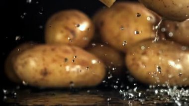 Taze patatesler masaya düşer. 1000 fps 'de yüksek hızlı bir kamerayla çekildi. Yüksek kaliteli FullHD görüntüler