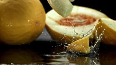 Karpuz parçaları ıslak bir yüzeye düşer. 1000 fps 'de yüksek hızlı bir kamerayla çekildi. Yüksek kaliteli FullHD görüntüler