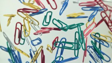 Çok renkli ataçlar yukarı uçar ve düşer. 1000 fps 'de yüksek hızlı bir kamerayla çekildi. Yüksek kaliteli FullHD görüntüler