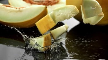 Karpuz parçaları ıslak bir yüzeye düşer. 1000 fps 'de yüksek hızlı bir kamerayla çekildi. Yüksek kaliteli FullHD görüntüler