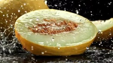 Bir damla su taze bir kavunun üzerine düşer. 1000 fps 'de yüksek hızlı bir kamerayla çekildi. Yüksek kaliteli FullHD görüntüler