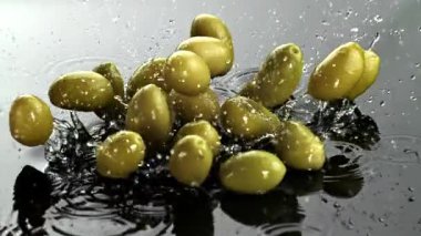 Zeytinler ıslak bir yüzeye düşer. 1000 fps 'de yüksek hızlı bir kamerayla çekildi. Yüksek kaliteli FullHD görüntüler