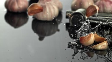 Islak bir yüzeye sarımsak düşer. 1000 fps 'de yüksek hızlı bir kamerayla çekildi. Yüksek kaliteli FullHD görüntüler