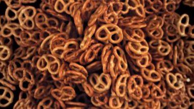 Tuzlu krakerler uçar ve siyah arka plana düşer. 1000 fps 'de yüksek hızlı bir kamerayla çekildi. Yüksek kaliteli FullHD görüntüler