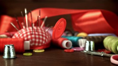 Masaya bir dikiş düğmesi düşer. 1000 fps 'de yüksek hızlı bir kamerayla çekildi. Yüksek kaliteli FullHD görüntüler