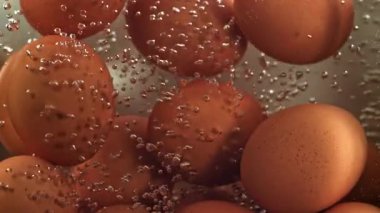 Tavuk yumurtaları tencereye düşer. 1000 fps 'de yüksek hızlı bir kamerayla çekildi. Yüksek kaliteli FullHD görüntüler