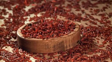 Kırmızı pirinç ahşap bir kaseye düşer. 1000 fps 'de yüksek hızlı bir kamerayla çekildi. Yüksek kaliteli FullHD görüntüler