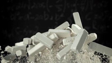 Okulun tebeşiri tahtaya çarpıyor. 1000 fps 'de yüksek hızlı bir kamerayla çekildi. Yüksek kaliteli FullHD görüntüler