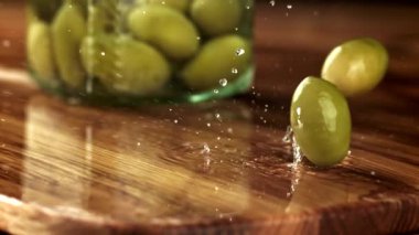 Zeytinler ahşap bir kalasa düşer. 1000 fps 'de yüksek hızlı bir kamerayla çekildi. Yüksek kaliteli FullHD görüntüler