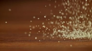 Semolina ahşap bir masaya düşer. 1000 fps 'de yüksek hızlı bir kamerayla çekildi. Yüksek kaliteli FullHD görüntüler