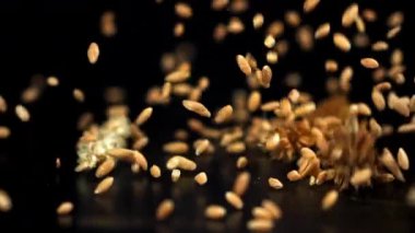 Dikenli taneler masaya düşer. 1000 fps 'de yüksek hızlı bir kamerayla çekildi. Yüksek kaliteli FullHD görüntüler