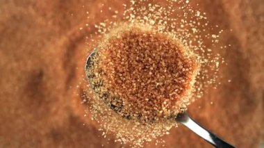 Çubuk şeker kaşıktan dökülür. 1000 fps 'de yüksek hızlı bir kamerayla çekildi. Yüksek kaliteli FullHD görüntüler