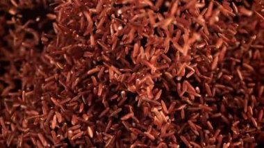 Kırmızı pirinç yukarı uçar ve düşer. 1000 fps 'de yüksek hızlı bir kamerayla çekildi. Yüksek kaliteli FullHD görüntüler