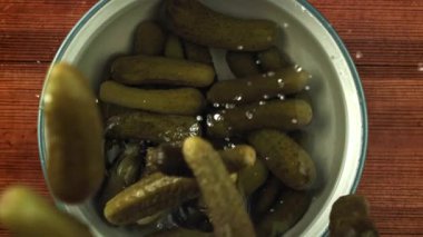 Salatalık turşusu bir kase tuzlu suya düşer. 1000 fps 'de yüksek hızlı bir kamerayla çekildi. Yüksek kaliteli FullHD görüntüler