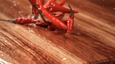 Acı biber turşusu kesme tahtasına düşer. 1000 fps 'de yüksek hızlı bir kamerayla çekildi. Yüksek kaliteli FullHD görüntüler