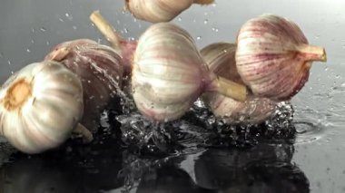 Islak bir yüzeye sarımsak düşer. 1000 fps 'de yüksek hızlı bir kamerayla çekildi. Yüksek kaliteli FullHD görüntüler