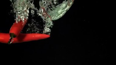 Kırmızı biber suyun altına düşer. 1000 fps 'de yüksek hızlı bir kamerayla çekildi. Yüksek kaliteli FullHD görüntüler