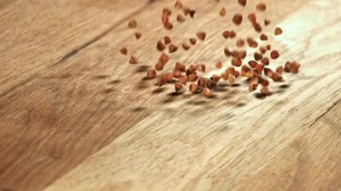 Karabuğday tahta bir masaya düşer. 1000 fps 'de yüksek hızlı bir kamerayla çekildi. Yüksek kaliteli FullHD görüntüler