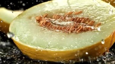 Bir damla su taze bir kavunun üzerine düşer. 1000 fps 'de yüksek hızlı bir kamerayla çekildi. Yüksek kaliteli FullHD görüntüler