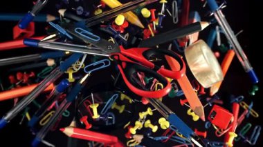 Farklı okul aletleri yukarı aşağı uçuyor. Okula dönelim. 1000 fps 'de yüksek hızlı bir kamerayla çekildi. Yüksek kaliteli FullHD görüntüler