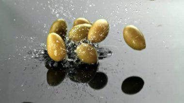 Zeytinler ıslak bir yüzeye düşer. 1000 fps 'de yüksek hızlı bir kamerayla çekildi. Yüksek kaliteli FullHD görüntüler