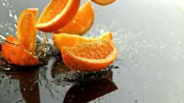 Portakal dilimleri ıslak bir yüzeye düşer. 1000 fps 'de yüksek hızlı bir kamerayla çekildi. Yüksek kaliteli FullHD görüntüler