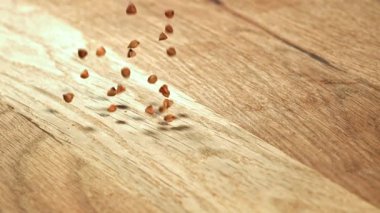 Karabuğday tahta bir masaya düşer. 1000 fps 'de yüksek hızlı bir kamerayla çekildi. Yüksek kaliteli FullHD görüntüler