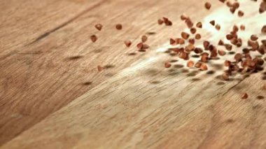Karabuğday tahta bir masaya düşer. 1000 fps 'de yüksek hızlı bir kamerayla çekildi. Yüksek kaliteli FullHD görüntüler