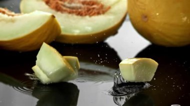 Karpuz parçaları ıslak bir yüzeye düşer. 1000 fps 'de yüksek hızlı bir kamerayla çekildi. Yüksek kaliteli FullHD görüntüler
