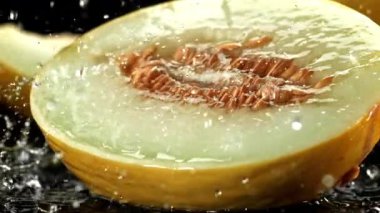 Bir damla su taze bir kavunun üzerine düşer. 1000 fps 'de yüksek hızlı bir kamerayla çekildi. Yüksek kaliteli FullHD görüntüler