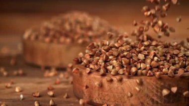 Karabuğday tahta bir tabağa düşer. 1000 fps 'de yüksek hızlı bir kamerayla çekildi. Yüksek kaliteli FullHD görüntüler