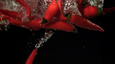 Kırmızı biber suyun altına düşer. 1000 fps 'de yüksek hızlı bir kamerayla çekildi. Yüksek kaliteli FullHD görüntüler