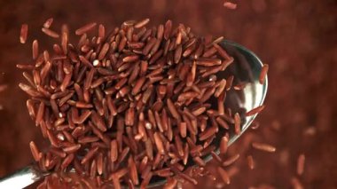 Kırmızı pirinç kaşıktan düşer. 1000 fps 'de yüksek hızlı bir kamerayla çekildi. Yüksek kaliteli FullHD görüntüler