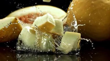 Karpuz parçaları ıslak bir yüzeye düşer. 1000 fps 'de yüksek hızlı bir kamerayla çekildi. Yüksek kaliteli FullHD görüntüler