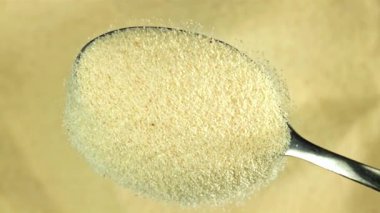 Semolina kaşıktan düşer. 1000 fps 'de yüksek hızlı bir kamerayla çekildi. Yüksek kaliteli FullHD görüntüler