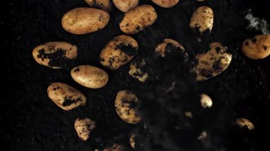 Patatesler uçar ve yere düşer. 1000 fps 'de yüksek hızlı bir kamerayla çekildi. Yüksek kaliteli FullHD görüntüler