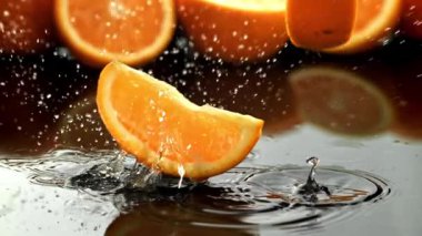 Portakal dilimleri ıslak bir yüzeye düşer. 1000 fps 'de yüksek hızlı bir kamerayla çekildi. Yüksek kaliteli FullHD görüntüler