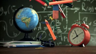 Çeşitli okul aletleri masaya düşer. 1000 fps 'de yüksek hızlı bir kamerayla çekildi. Yüksek kaliteli FullHD görüntüler