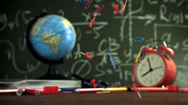 Çok renkli ataçlar okul masasına düşer. 1000 fps 'de yüksek hızlı bir kamerayla çekildi. Yüksek kaliteli FullHD görüntüler