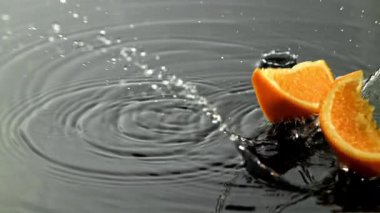 Portakal dilimleri ıslak bir yüzeye düşer. 1000 fps 'de yüksek hızlı bir kamerayla çekildi. Yüksek kaliteli FullHD görüntüler