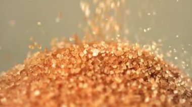 Çubuk şeker yığının içine düşer. 1000 fps 'de yüksek hızlı bir kamerayla çekildi. Yüksek kaliteli FullHD görüntüler