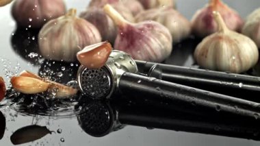 Islak bir yüzeye sarımsak düşer. 1000 fps 'de yüksek hızlı bir kamerayla çekildi. Yüksek kaliteli FullHD görüntüler