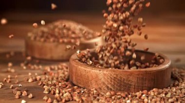 Karabuğday tahta bir tabağa düşer. 1000 fps 'de yüksek hızlı bir kamerayla çekildi. Yüksek kaliteli FullHD görüntüler