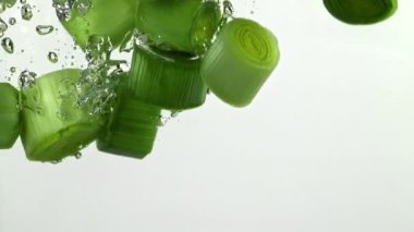 Dilimlenmiş pırasa suya düşer. 1000 fps 'de yüksek hızlı bir kamerayla çekildi. Yüksek kaliteli FullHD görüntüler