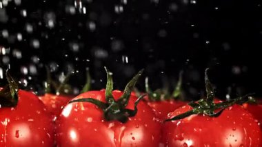 Su damlacıkları domateslerin üzerine düşer. 1000 fps 'de yüksek hızlı bir kamerayla çekildi. Yüksek kaliteli FullHD görüntüler