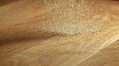 Semolina ahşap bir masaya düşer. 1000 fps 'de yüksek hızlı bir kamerayla çekildi. Yüksek kaliteli FullHD görüntüler