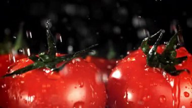 Su damlacıkları domateslerin üzerine düşer. 1000 fps 'de yüksek hızlı bir kamerayla çekildi. Yüksek kaliteli FullHD görüntüler