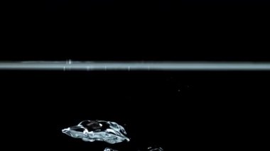 Su altında hava kabarcıkları. 1000 fps 'de yüksek hızlı bir kamerayla çekildi. Yüksek kaliteli FullHD görüntüler