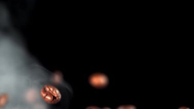 Süper yavaş çekimde dumanlı kahve çekirdekleri. 1000 fps 'de yüksek hızlı bir kamerayla çekildi. Yüksek kaliteli FullHD görüntüler